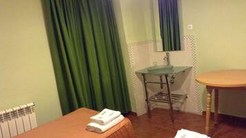 Tweepersoonskamer, gemeenschappelijke badkamer | Een bureau, gratis wifi