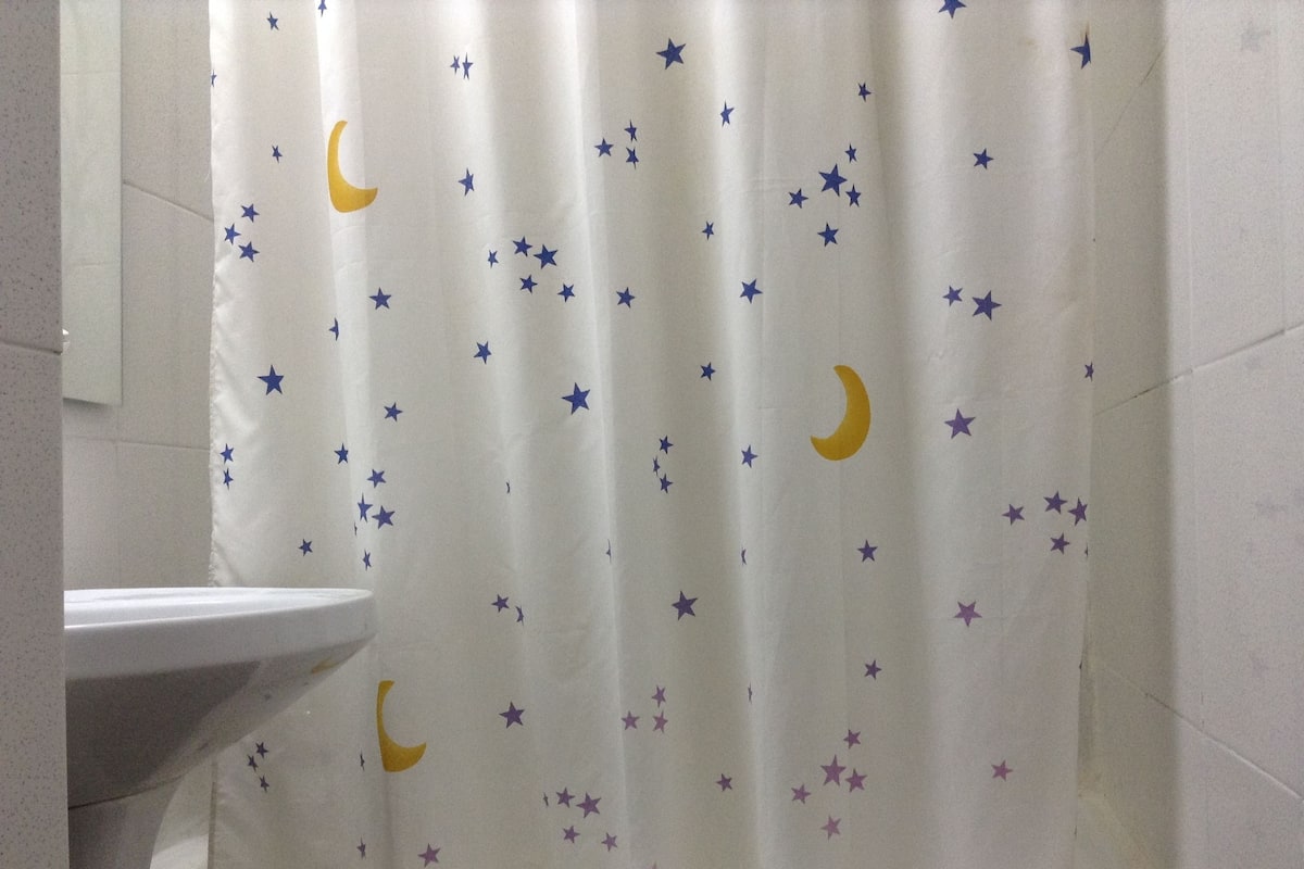 Amenidades de baño gratuitas y toallas
