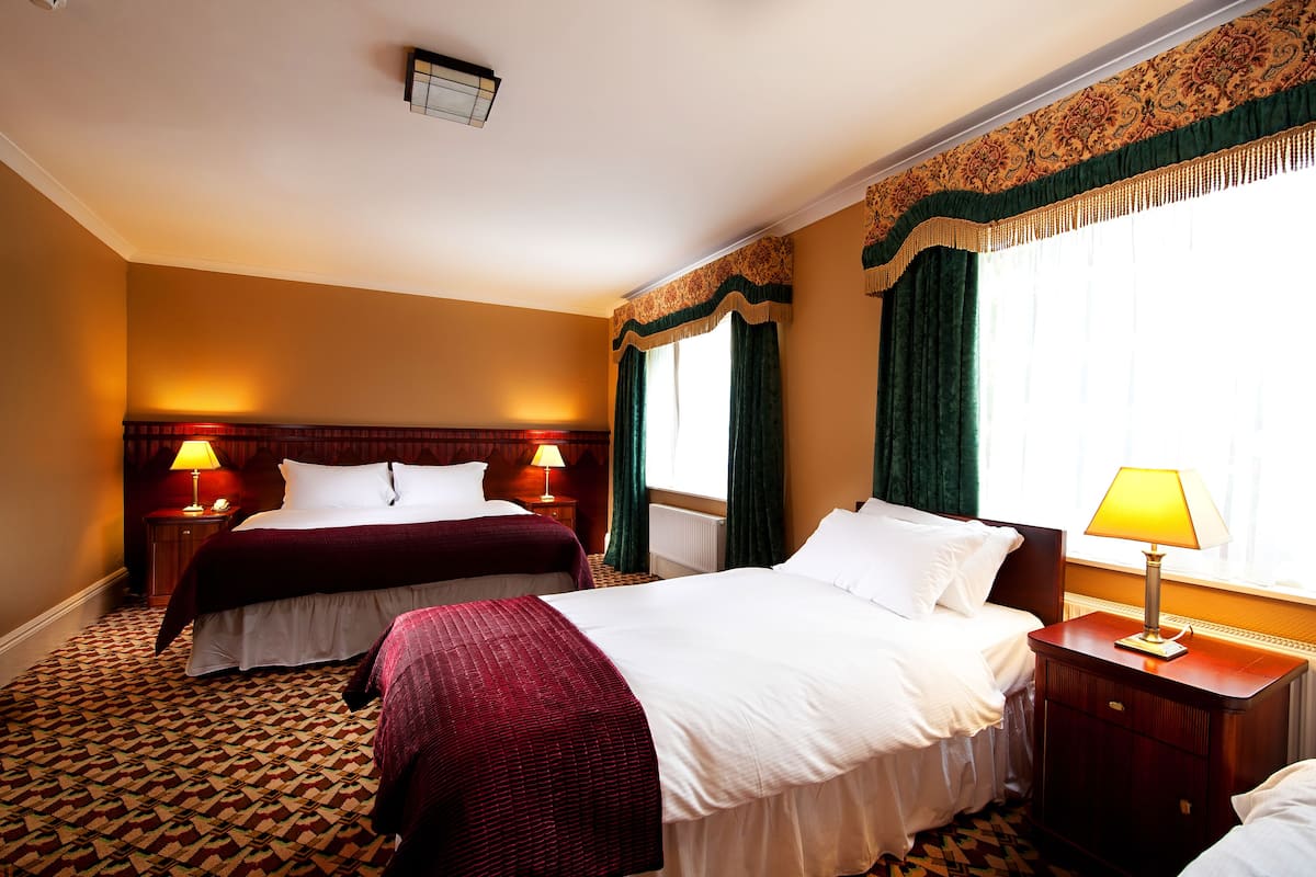 triple room | 1 bedroom, in-room safe, desk, iron/ironing board