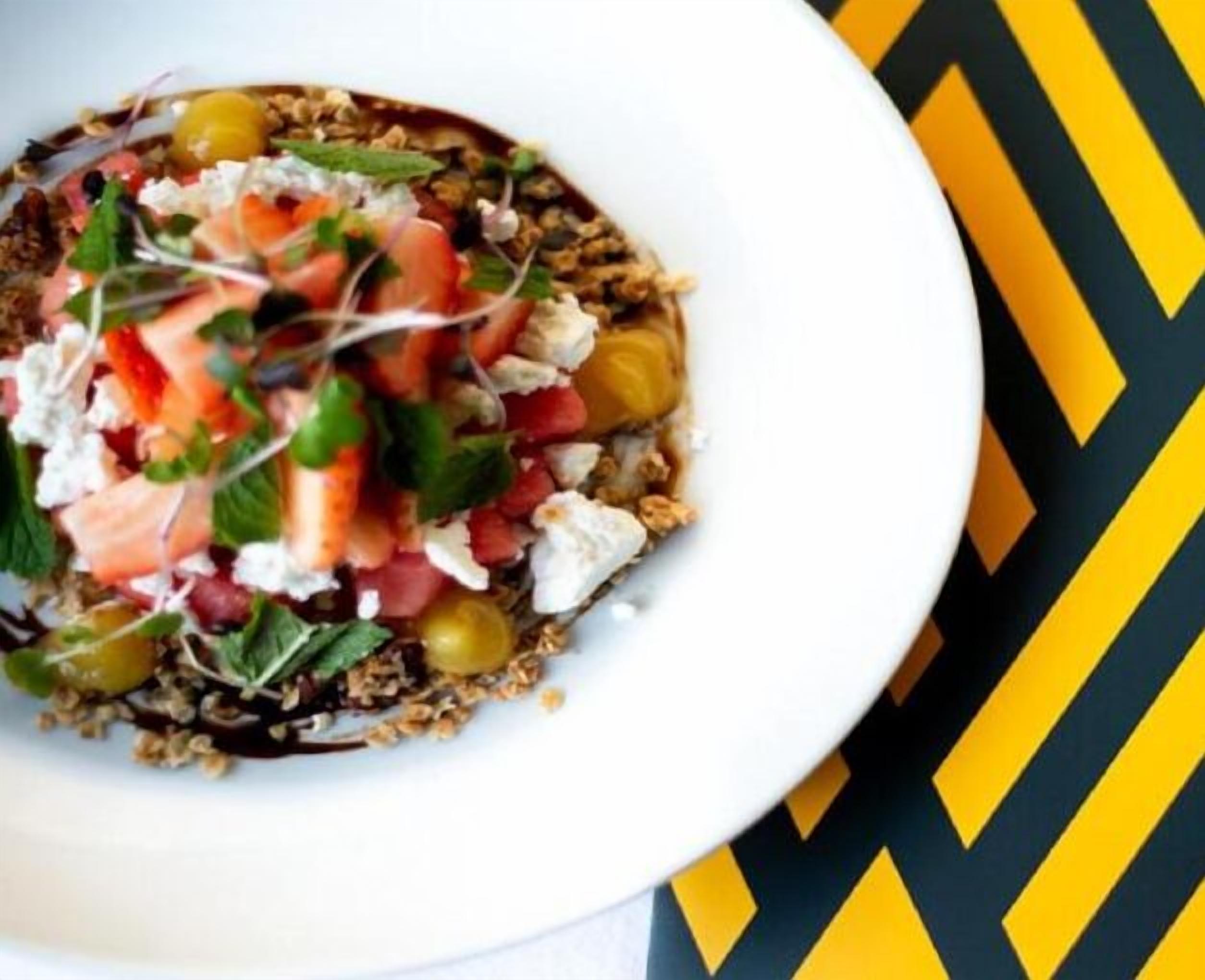 Een bord eten met verschillende toppings en garneringen.