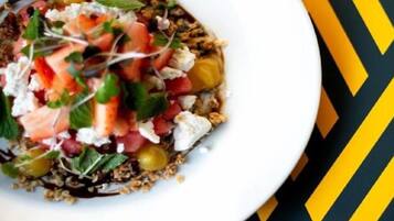 Een bord eten met verschillende toppings en garneringen.