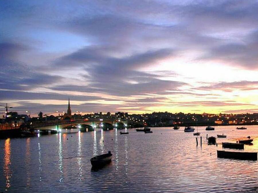 Een kluis op de kamer, een bureau, een strijkplank/strijkijzer