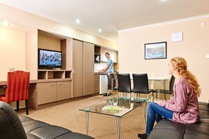 Apartamento família, 2 quartos | Área de estar | TV LCD 32 polegadas com canais digitais, TV