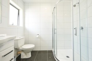 Hair dryer, towels, soap, toilet paper - Auckland Airport Lodge (Auckland)