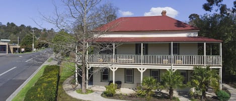 Healesville 10 Bedroom Garden Grandview - 28-30 Symons Street | Iron/ironing board, free WiFi, bed sheets