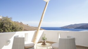 Grand suite, uitzicht op zee | Woonkamer | Een flatscreentelevisie