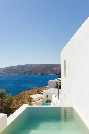 A white building with a pool and a view of the sea. - Pylaia Boutique Hotel & Spa (Astypalaia)