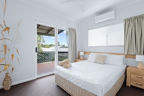 In-room safe, iron/ironing board, free WiFi, bed sheets - Cable Beachside Villas (Cable Beach)