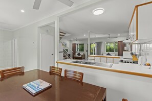 Villa Standard, 3 chambres | Restauration dans la chambre