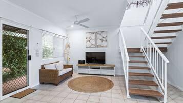 Deluxe-Villa, 3 Schlafzimmer, Whirlpool | Wohnbereich | 100-cm-LCD-Fernseher mit Digitalempfang, Fernseher, DVD-Player