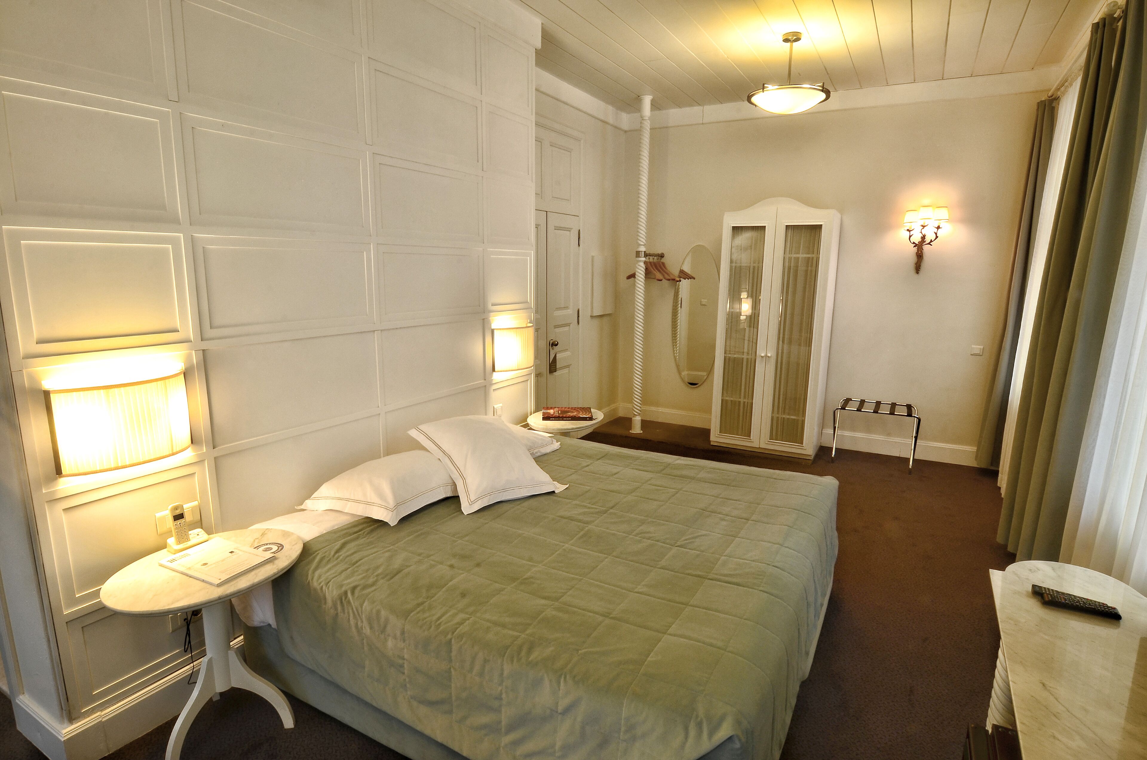 standard room | 1 bedroom, minibar, in-room safe, individually decorated