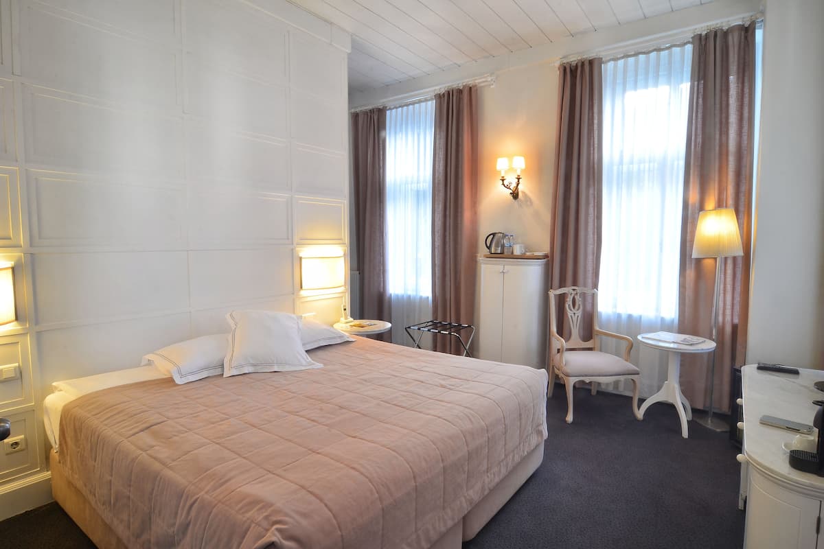 Standard Room | 1 bedroom, minibar, in-room safe, individually decorated