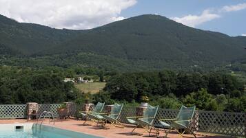 Piscine extérieure (ouverte en saison), parasols de plage