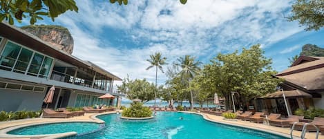 2 piscines extérieures, chaises longues