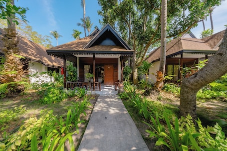 Deluxe Bungalow | 1 bedroom, in-room safe, blackout drapes, soundproofing. Sand Sea Resort