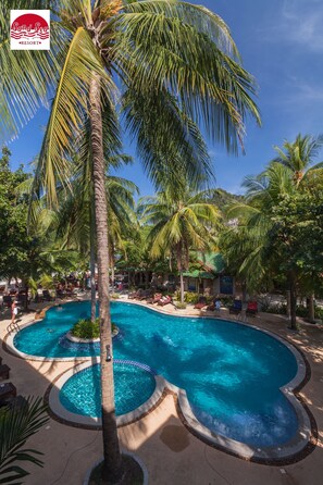 2 outdoor pools, pool loungers