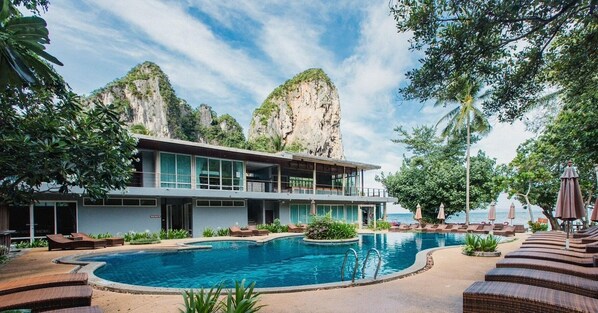 2 outdoor pools, pool loungers