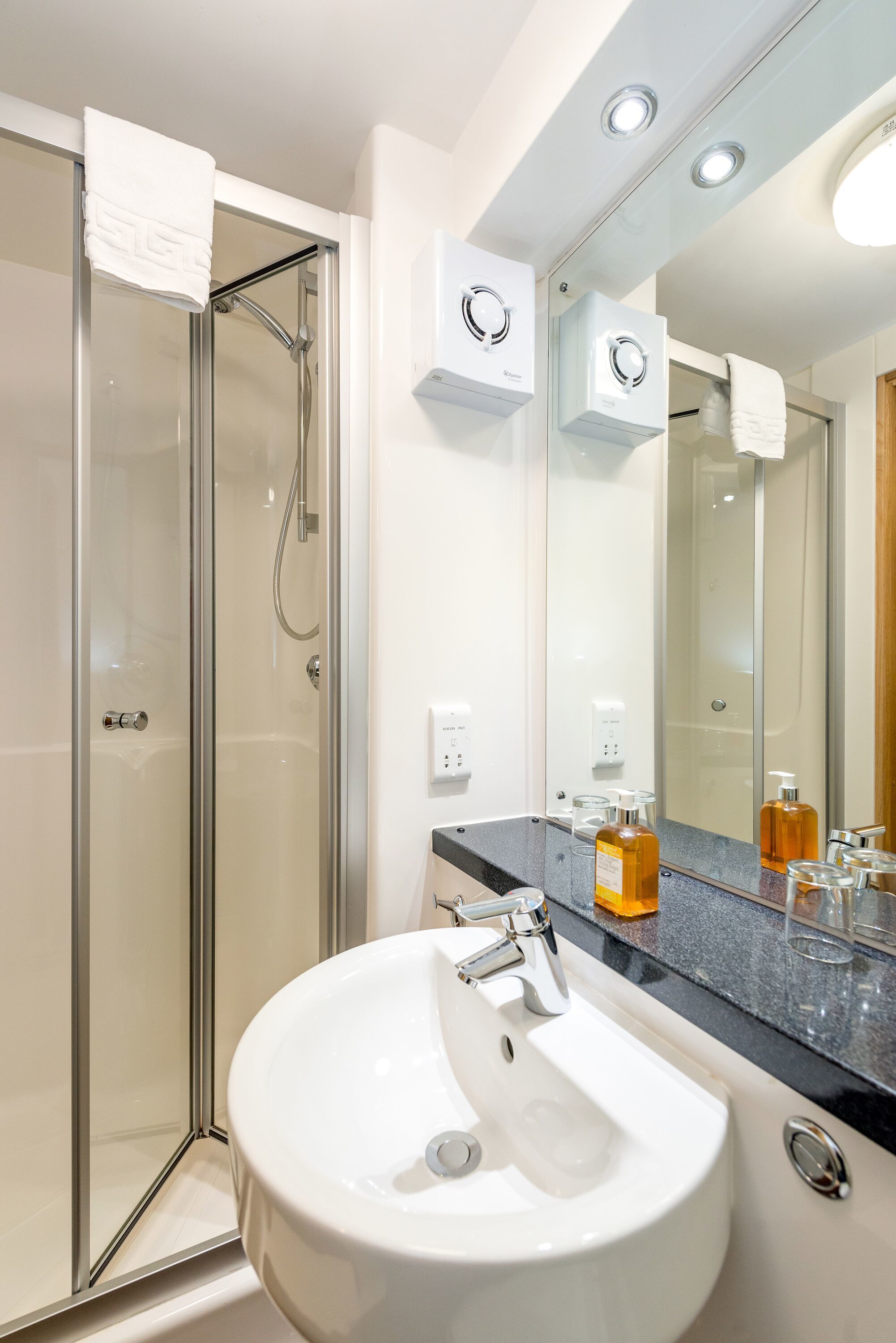 标准开间, 1 张双人床 | 浴室 | 淋浴设施、免费洗浴用品、吹风机、毛巾