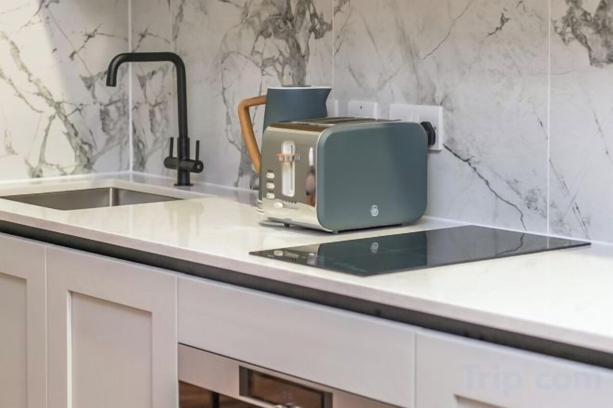 Private kitchen | Coffee/tea maker, full-size fridge, microwave, stovetop