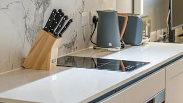 标准开间, 1 张双人床 | 私人厨房 | 大冰箱、微波炉、炉灶、茶具/咖啡用具