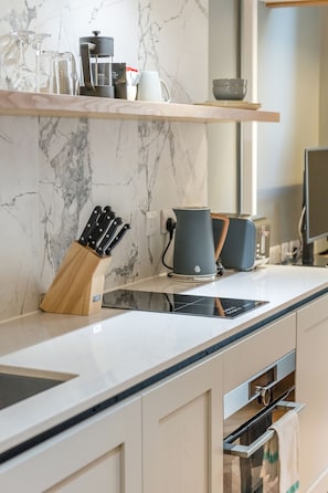 Studio Standard, 1 lit double | Cuisine privée | Grand réfrigérateur, micro-ondes, plaque de cuisson