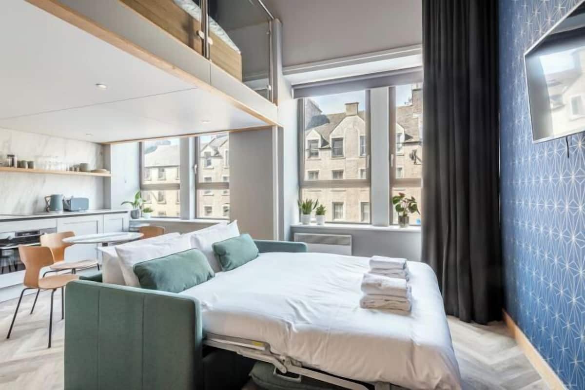 In-room safe, laptop workspace, iron/ironing board, free WiFi