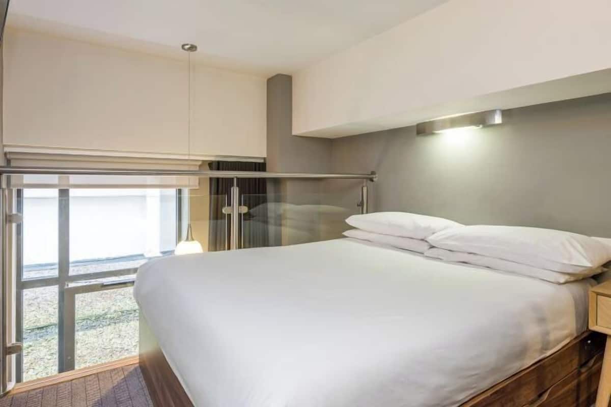 In-room safe, laptop workspace, iron/ironing board, free WiFi