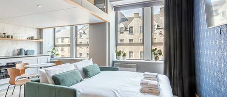 Een kluis op de kamer, een laptopwerkplek, een strijkplank/strijkijzer