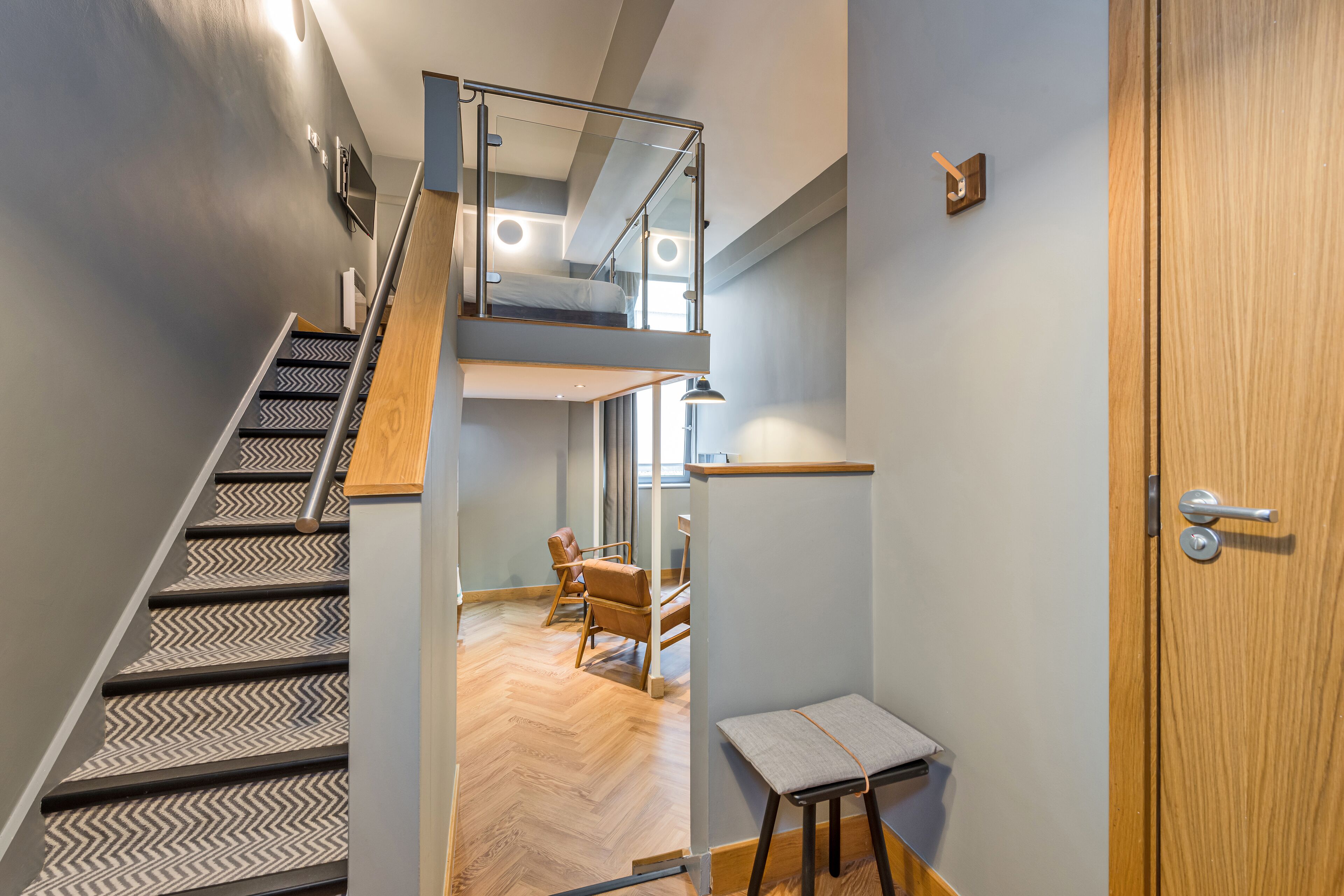 Studio Superior | Két bảo mật tại phòng, khu vực làm việc phù hợp cho laptop 