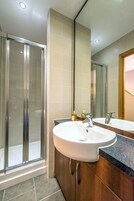 Standaard studio, 1 tweepersoonsbed | Badkamer | Een douche, gratis toiletartikelen, een haardroger, handdoeken
