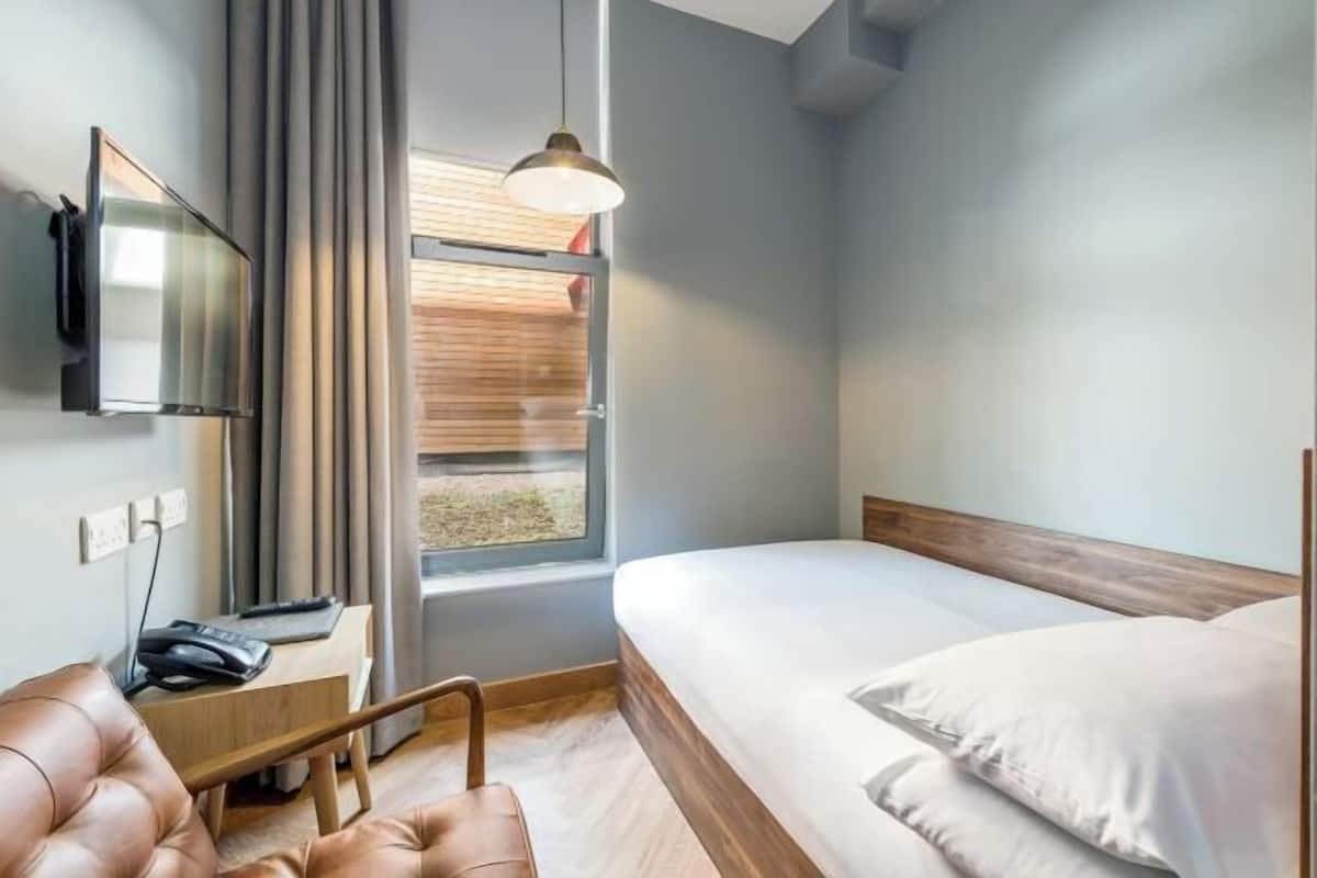 In-room safe, laptop workspace, iron/ironing board, free WiFi
