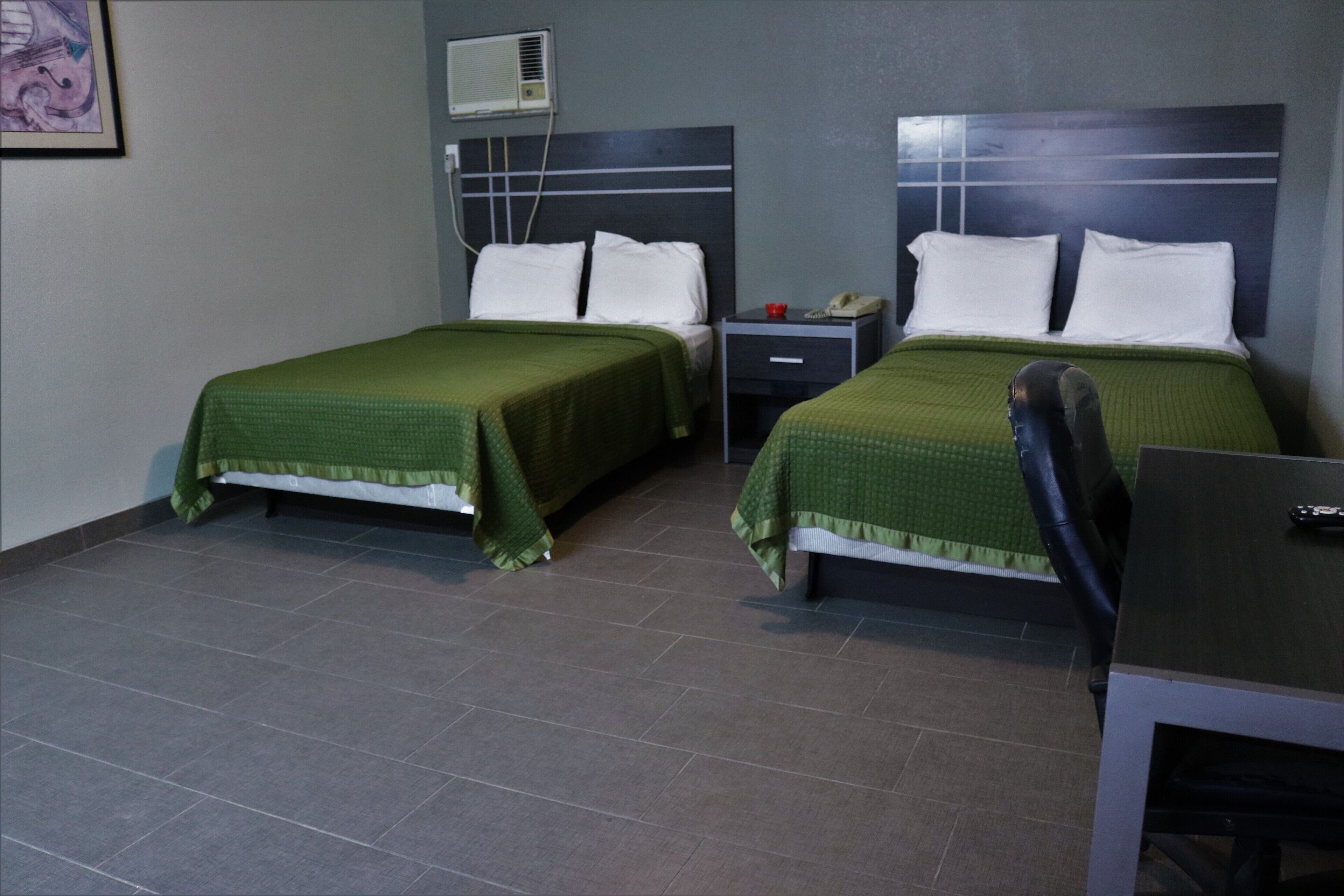 Deluxe Room, 2 Queen Beds | Bügeleisen/Bügelbrett, kostenloses WLAN, Bettwäsche