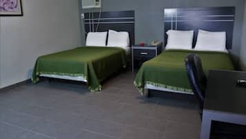 Deluxe Room, 2 Queen Beds | Bügeleisen/Bügelbrett, kostenloses WLAN, Bettwäsche