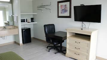 Deluxe Room, 1 Queen Bed, Smoking | Iron/ironing board, free WiFi, bed sheets