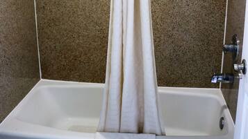 Ensemble douche/baignoire, sèche-cheveux, serviettes fournies