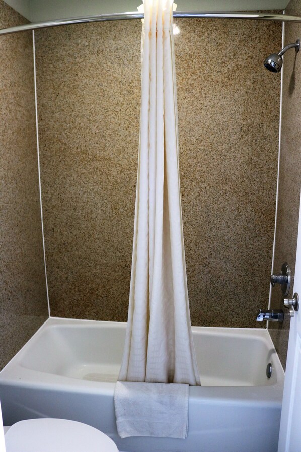 Combined shower/bathtub, hair dryer, towels - Deluxe Inn Motel (Lake Charles)