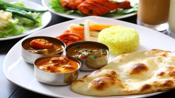 Se ofrece un desayuno bufé todos los días (por un coste adicional)