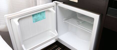 Un réfrigérateur blanc doté d’un panneau de commande et d’une étiquette d’avertissement sur la porte.