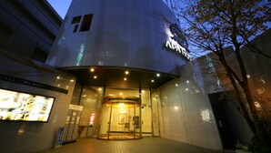 施設の正面 (日没後)