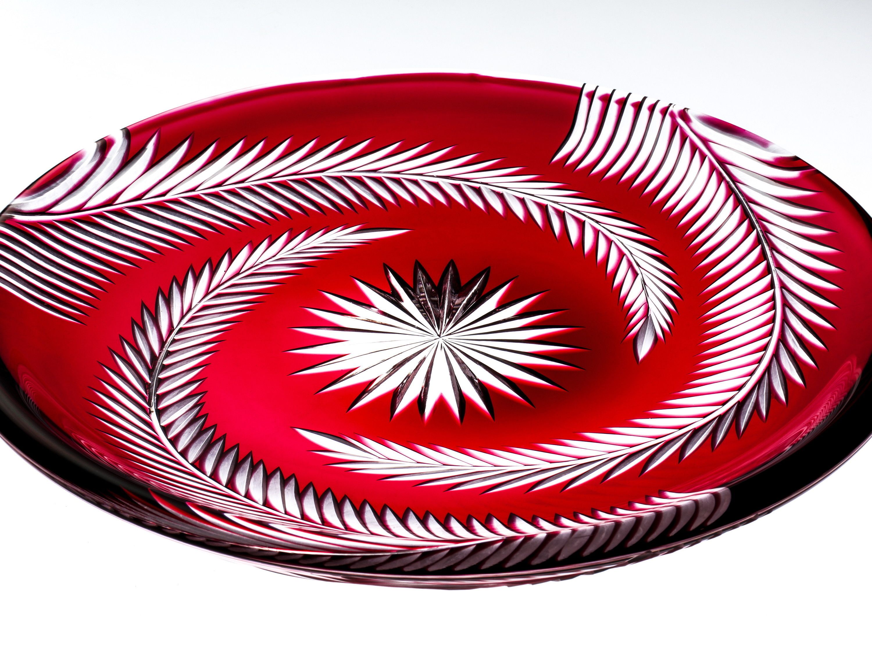 Un cuenco de vidrio rojo con un diseño espiral.