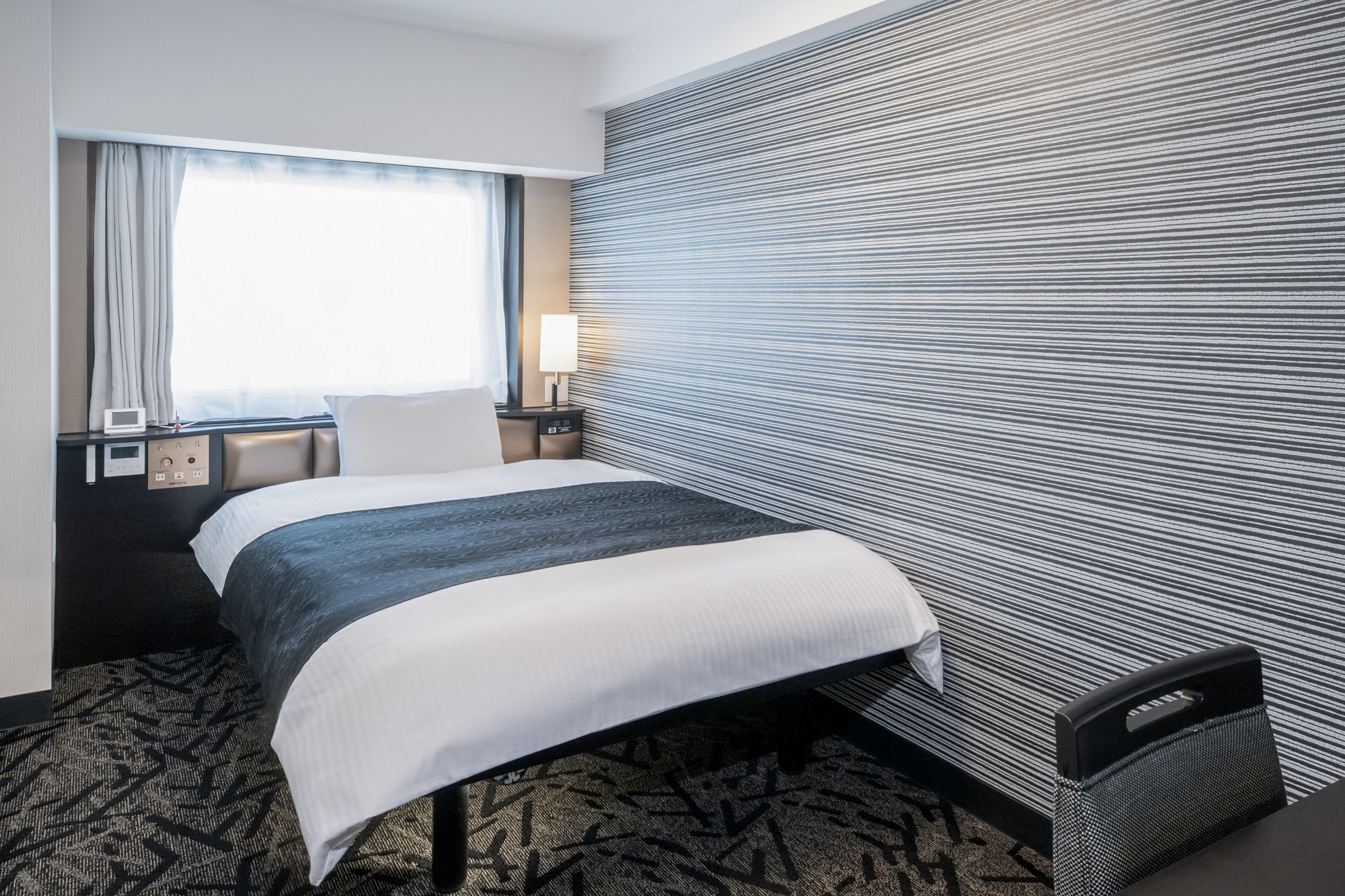 客房 | 羽绒被、办公桌、遮光窗帘、熨斗/熨板