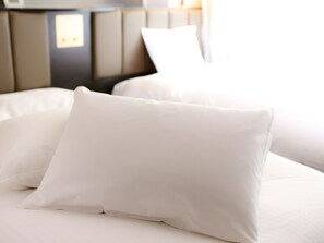 A bed with white bedding and a headboard. - Apa Hotel Tokyo Kiba (Tokyo)