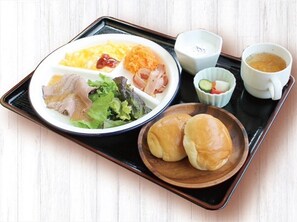 Tägliches nach Wunsch zubereitetes Frühstück (1300 JPY pro Person)