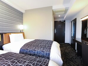 Dundyner, skrivebord, blendingsgardiner og strykejern/-brett