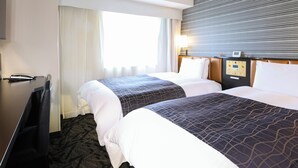 羽毛の掛け布団、デスク、遮光カーテン、アイロン / アイロン台