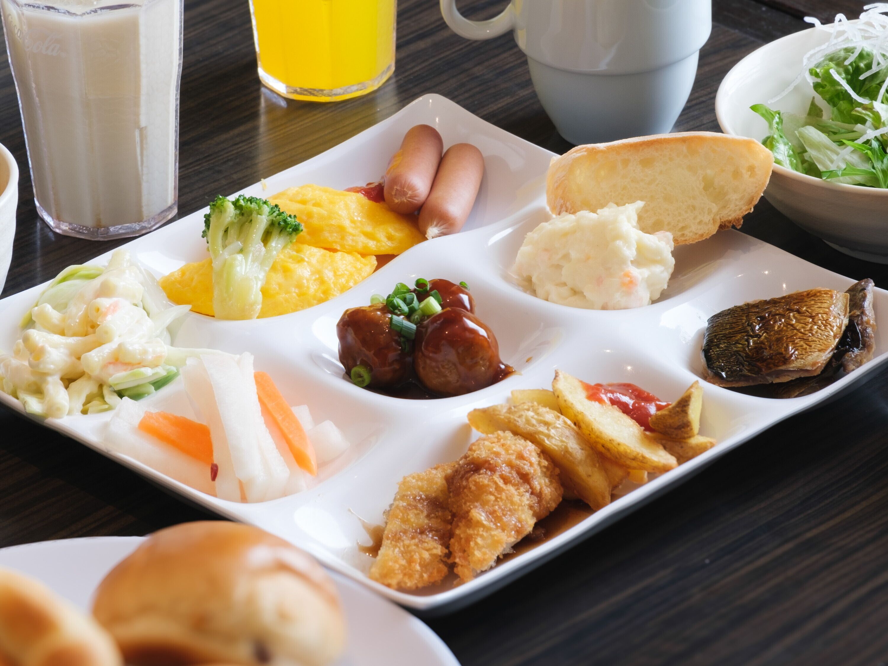Daily buffet breakfast (JPY 1400 per person)