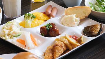 Daily buffet breakfast (JPY 1400 per person)