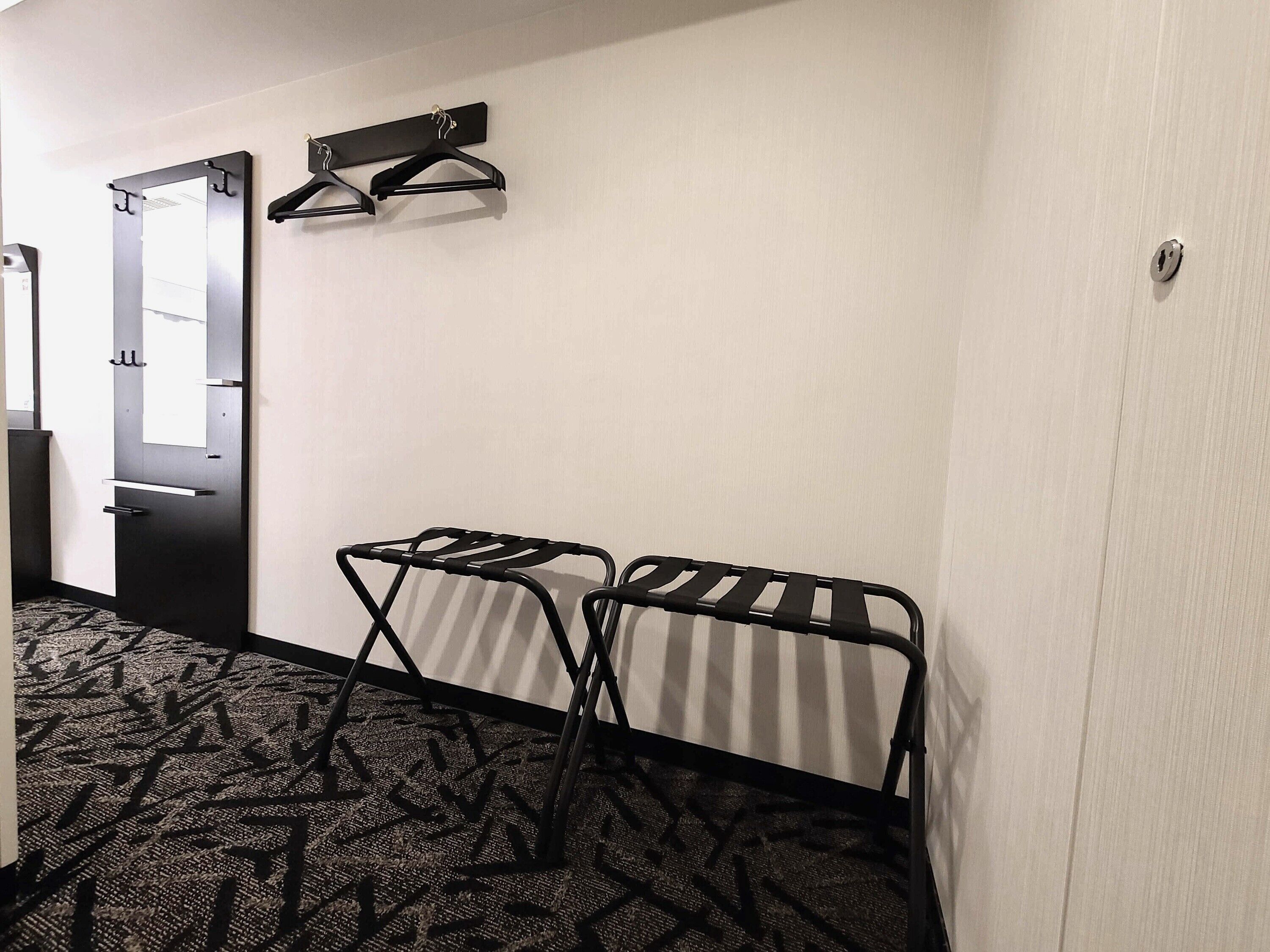 Edredón, escritorio, cortinas blackout y tabla de planchar con plancha 