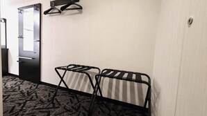 羽毛の掛け布団、デスク、遮光カーテン、アイロン / アイロン台