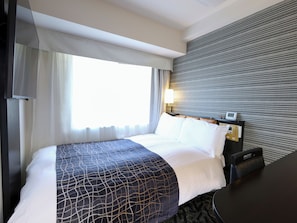 Dundyner, skrivebord, blendingsgardiner og strykejern/-brett